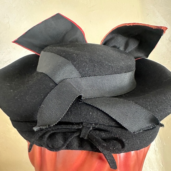 MODISH 1940S\' BLACK FELT HAT WITH LARGE RED SUEDE BOW + BLACK BEADS main image 11
